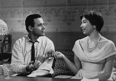 Shut up and deal: Jack Lemmon as Bud, Shirley MacLaine as Fran in THE APARTMENT